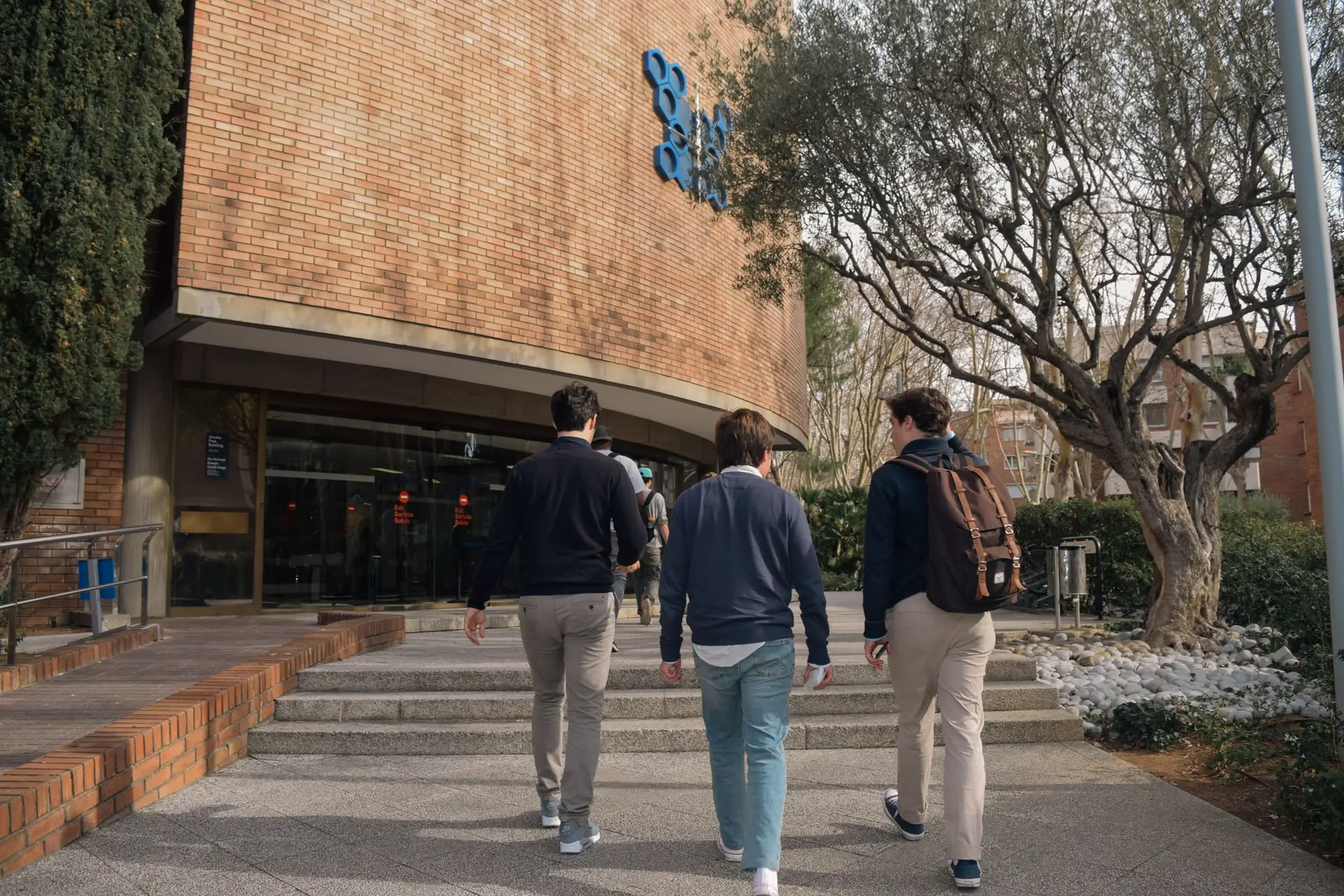 Estudiantes frente a un edificio de formación
