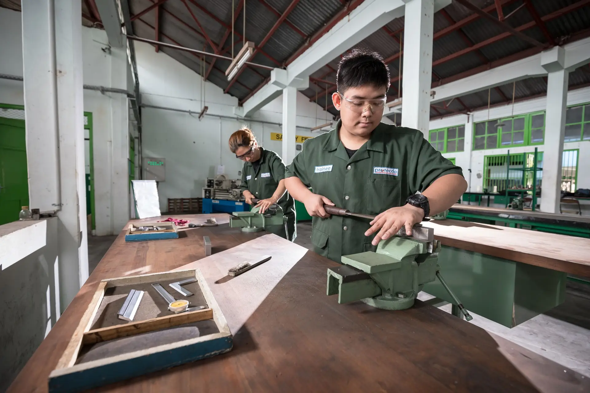 Estudiantes en un taller de formación técnica