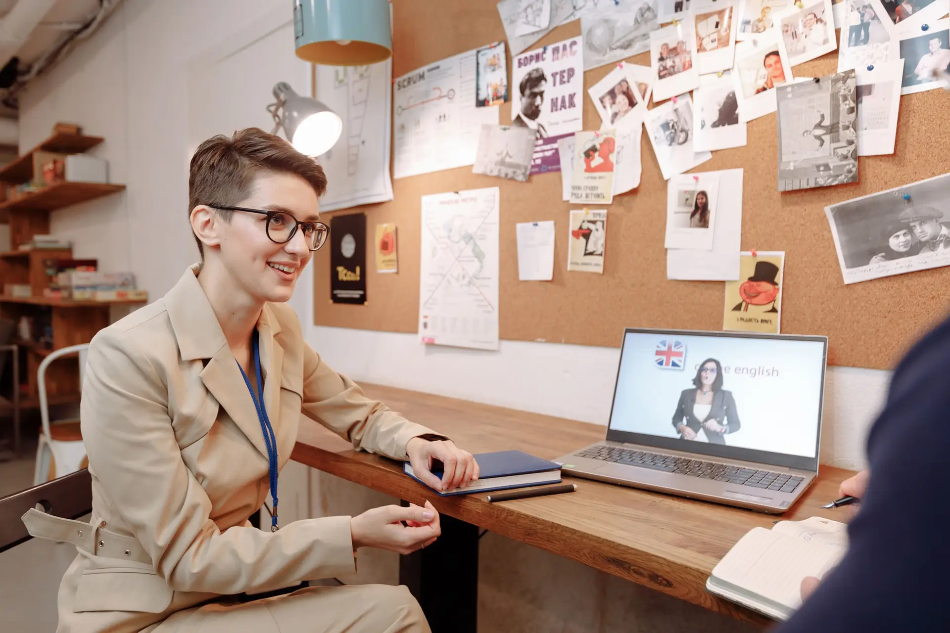 Persona atendiendo una consulta por videollamada desde su escritorio