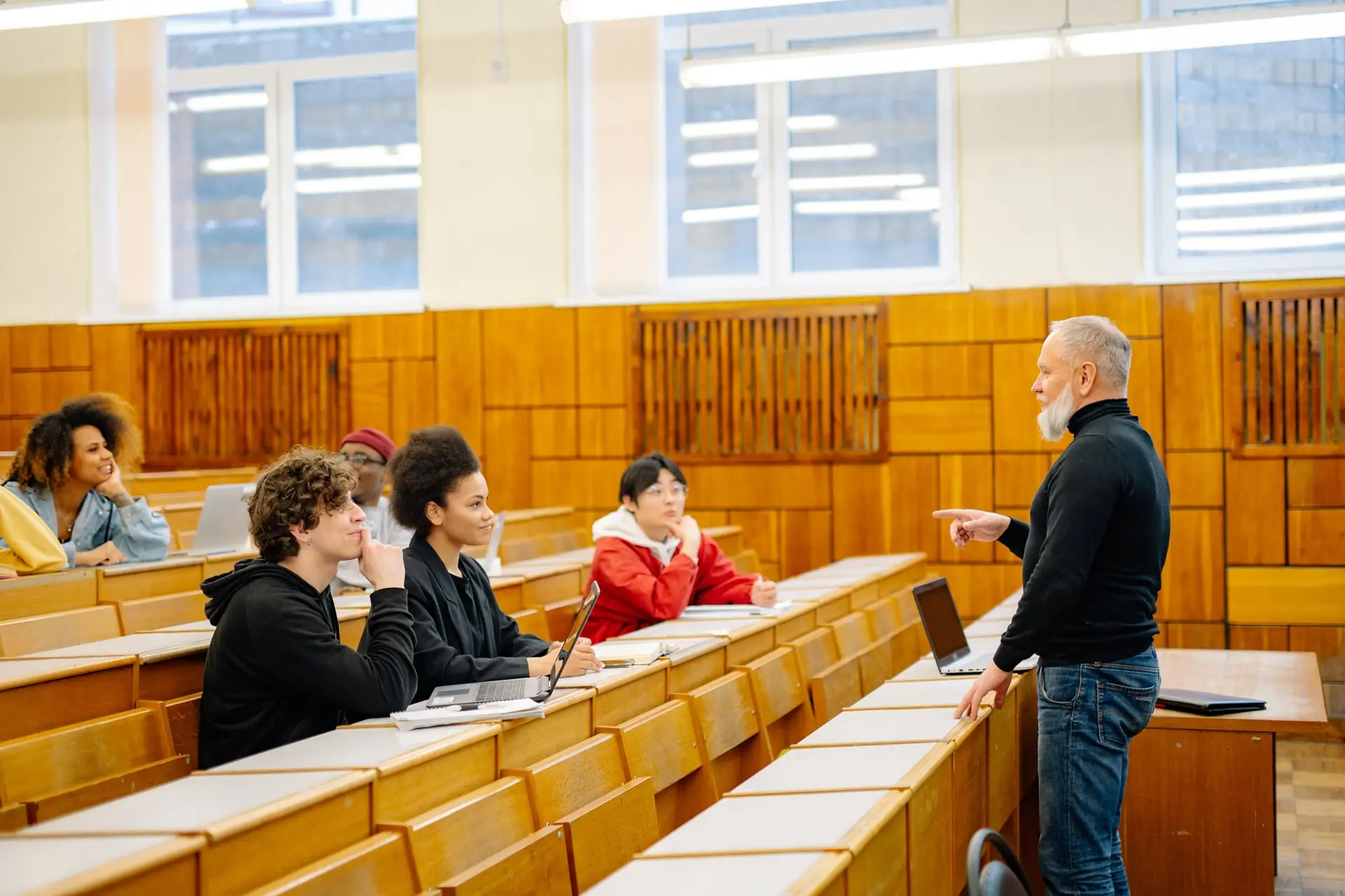 Docente dictando una clase a estudiantes en un aula
